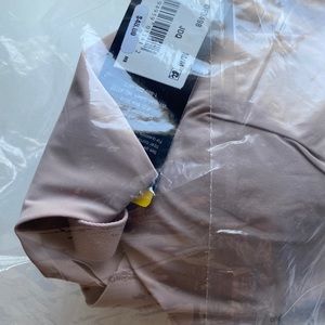 NWT Comfort Revolution® Easylite®
Underwire Bra With Back Closure Style